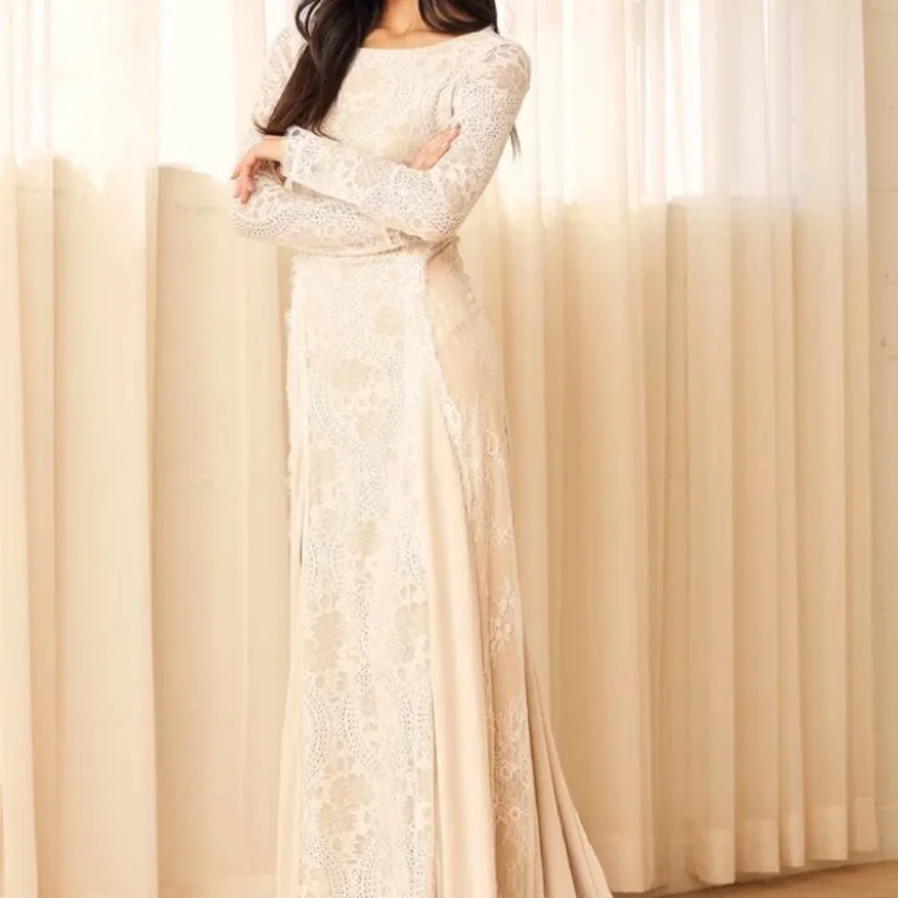 COPY - Lulu’s “Inca” Long sleeved lace wedding dress - Picture 4 of 6